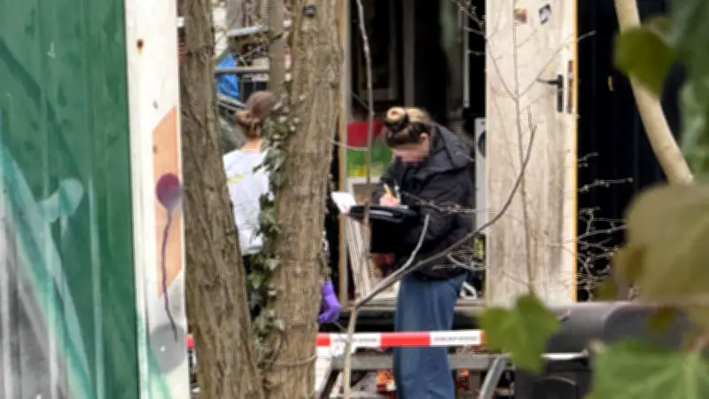 Tragischer Fund in Berliner Wagenburg: Tote Frau neben bewusstlosem Mann in Bauwagen entdeckt