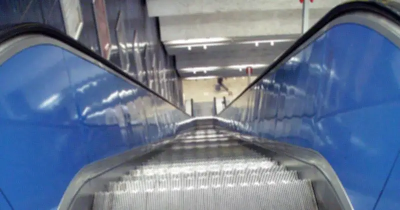 Tragischer Sturz auf U-Bahn-Rolltreppe: 80-jährige Münchnerin erliegt schweren Verletzungen