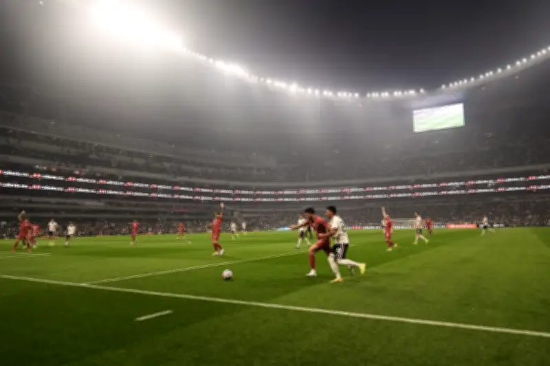 Tragischer Tod überschattet WM-Test im wiedereröffneten Aztekenstadion