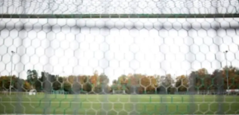 Tragischer Unfall in Erlangen: Siebenjähriger Junge stirbt nach Sturz eines Fußballtores