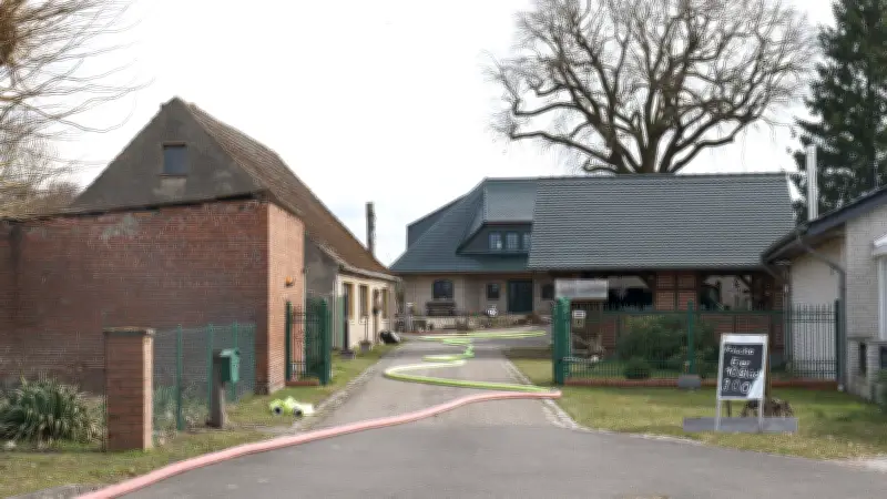 Traktorbrand in Weisen: Feuerwehr verhindert Übergreifen auf Wohnhaus und Stallungen