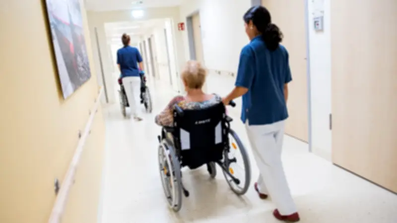 Transport-Chaos nach Klinikaufenthalt: Neue Regeln lassen Senioren im Stich