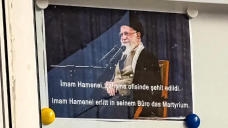 Trauer in Berliner Moschee um getöteten Ayatollah Chamenei - BILD-Reporter bedroht