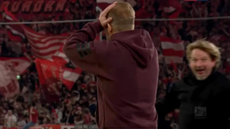 Traumhafter Schlenzer: Düsseldorfs Trainer Markus Anfang fassungslos über Tor