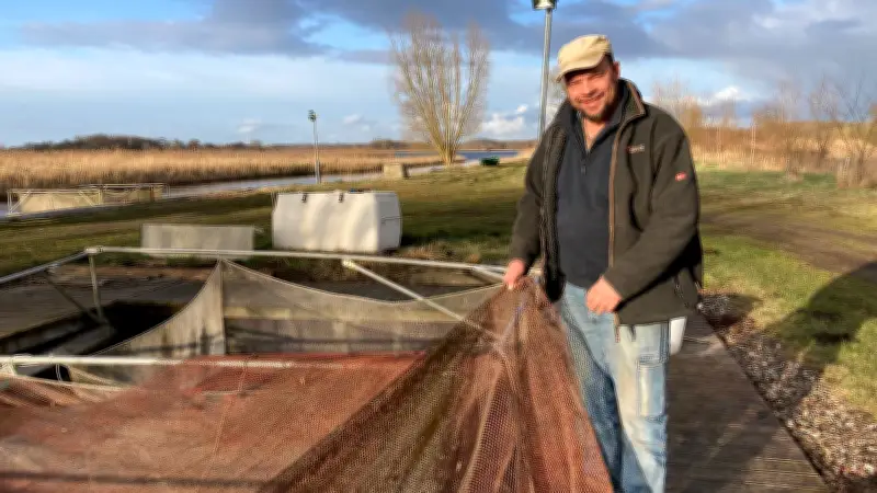 Traumjob trotz Knochenarbeit: Fischer Uwe Siekierkowski kämpft allein auf dem Wasser