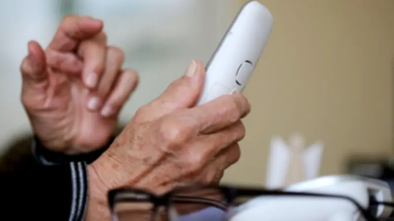 Trickbetrüger gibt sich als Sparkassenmitarbeiter aus: Älteres Ehepaar in Parchim verliert 835 Euro