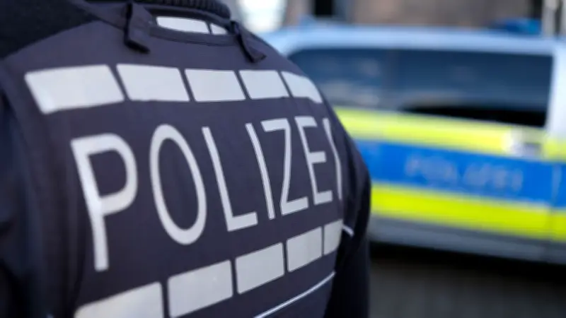 Trickbetrug in Güstrow: Seniorin lässt Unbekannte ein – Schmuck im Wert von Tausenden Euro gestohlen