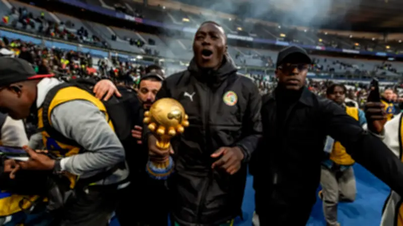 Trotz Aberkennung: Senegal präsentiert Afrika Cup-Trophäe in Paris