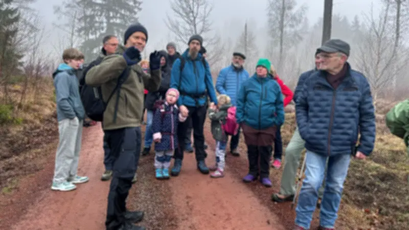 Trotz Regen ein Erfolg: 30 Wanderer erkunden neuen JKI-Rundweg im Harz zum Tag des Waldes