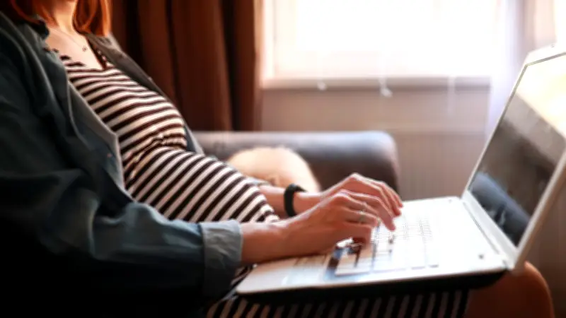 Trotz Turbo-Comeback nach Geburt: Mutter erhält Kündigung trotz voller Leistung