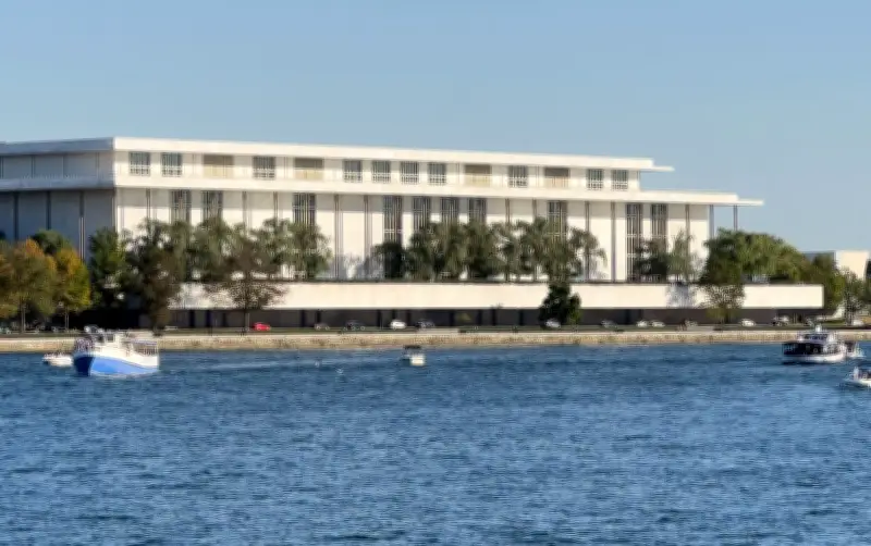 Trump ordnet zweijährige Renovierung des Kennedy Centers an – Kulturkampf um Kultureinrichtung