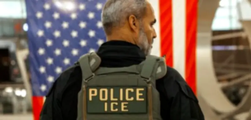 Trump-Regierung stationiert bewaffnete ICE-Agenten an US-Flughäfen zur Unterstützung der TSA