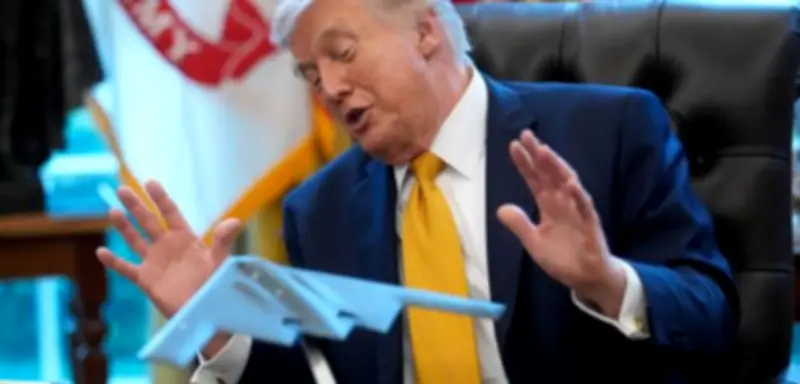 Trump zeigt Mini-Bomber im Oval Office während Irankrieg – Kritik an fehlender Strategie