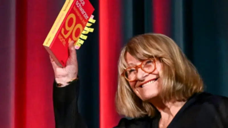 Tumulte bei Alice-Schwarzer-Lesung: Störer stürmen Bühne im Hamburger Schauspielhaus