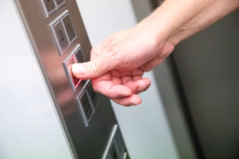 TÜV-Nord-Bericht: Jeder zweite Aufzug in MV mit Mängeln – Cybersicherheit als Problem