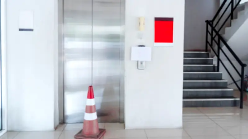 TÜV-Prüfung 2025: Zwei Drittel der Hamburger Aufzüge weisen Mängel auf