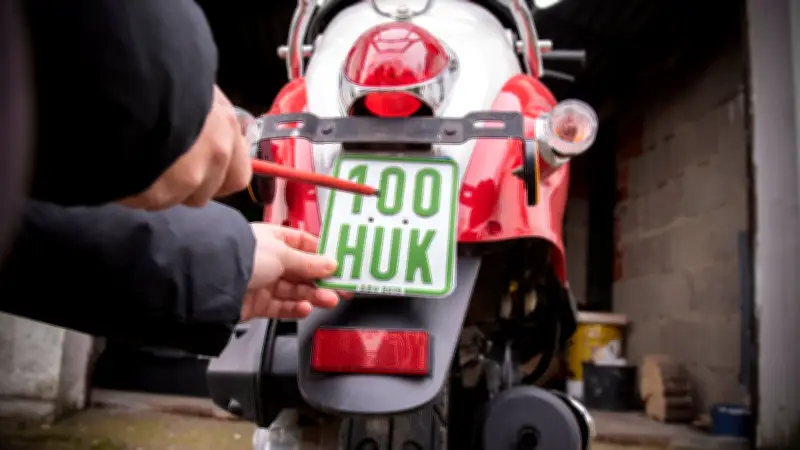 Uckermark: Mann lackiert altes Moped-Kennzeichen um - teurer Betrug fliegt auf