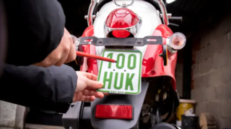 Uckermark: Mann lackiert altes Mopedschild um - Betrug fliegt bei Polizeikontrolle auf