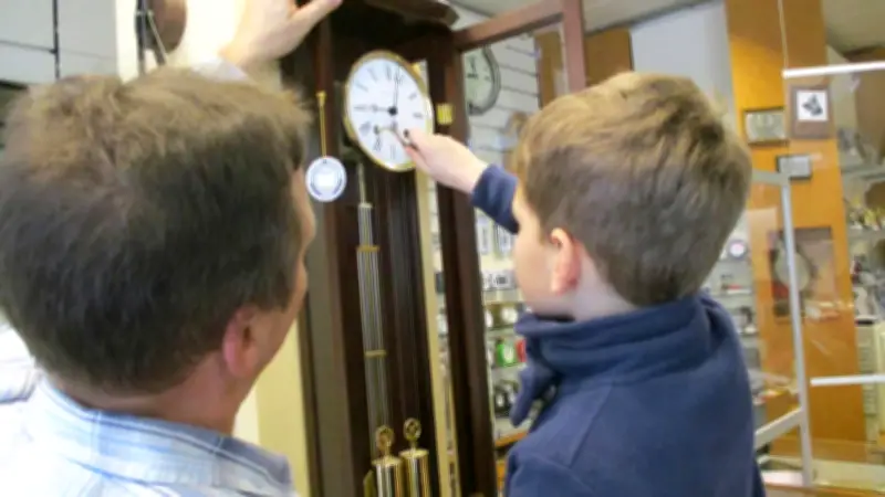 Ueckermünder Kitakinder entdecken Uhrmacherhandwerk: Tresor und Standuhr im Fokus