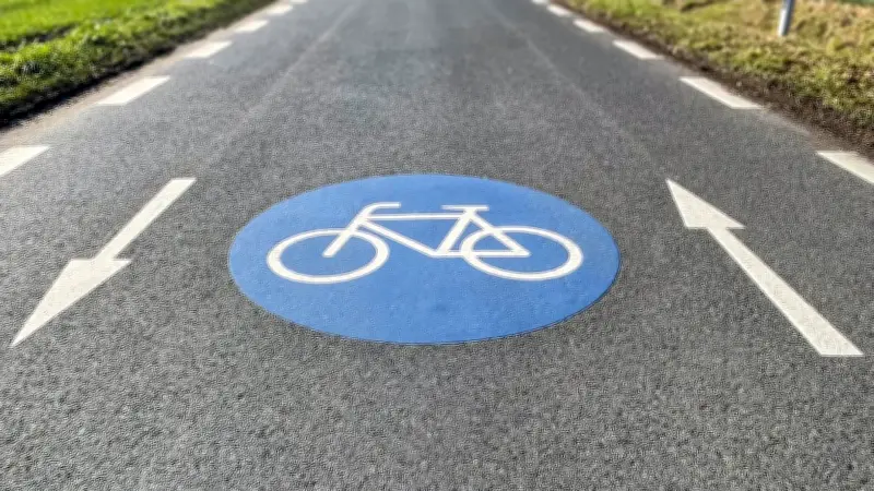 Ulm: Radweg-Streit eskaliert - Radfahrer schlägt mit Gartenwerkzeug auf Rollerfahrer ein