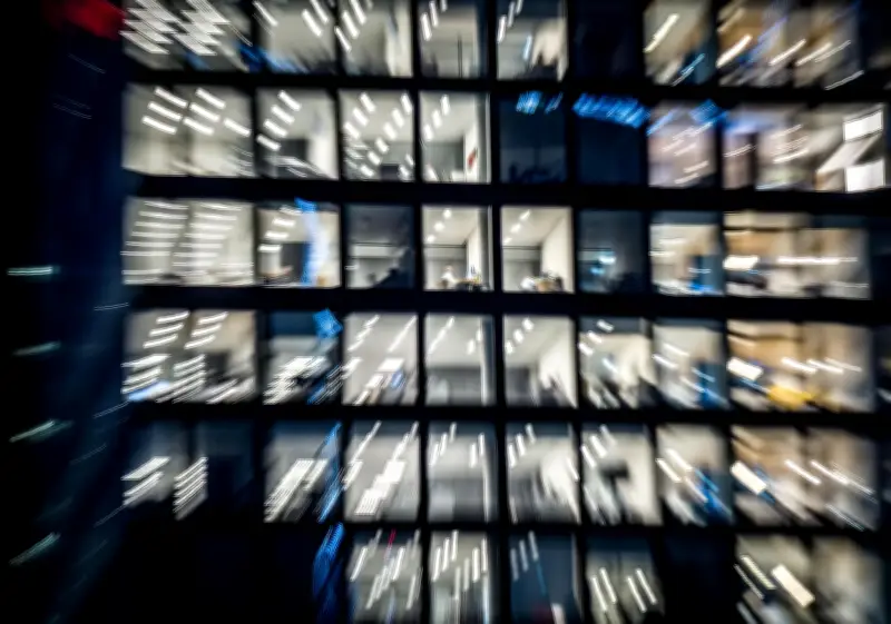 Umfrage enthüllt: Beschäftigte täuschen Engagement vor - Sichtbarkeit statt Leistung