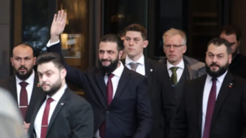 Umstrittener Syrien-Besuch: Jubel für Ex-Dschihadisten in Berliner Luxushotel