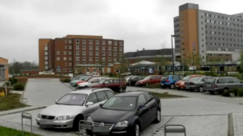 Unfall am Klinikum Neubrandenburg: Polizei sucht Zeugen nach Parkplatz-Kollision