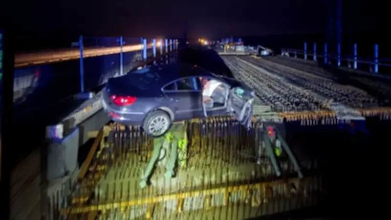 Unfall auf A24: Auto landet auf unfertiger Brücke - Älteres Paar steigt aus wie nichts geschehen