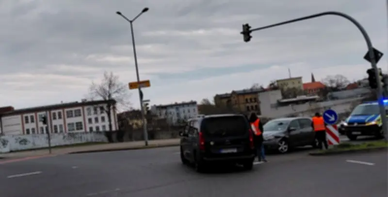 Unfall auf Dessauer Bahnhofsbrücke: Ampeln planmäßig abgeschaltet - 5.000 Euro Schaden