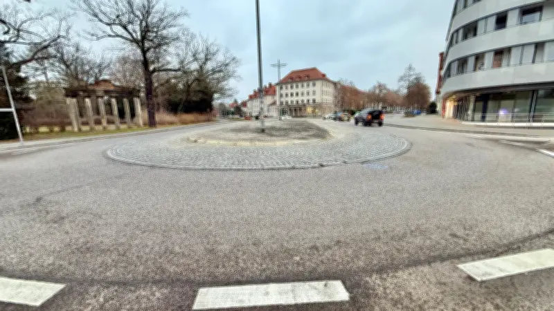 Unfall in Dessau: Renault-Fahrer übersieht E-Scooter-Fahrerin im Kreisverkehr