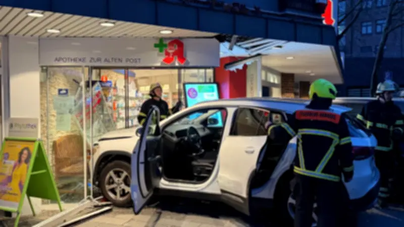 Unfall in Hamburg-Bergedorf: Senior rammt mit Mercedes Apotheke