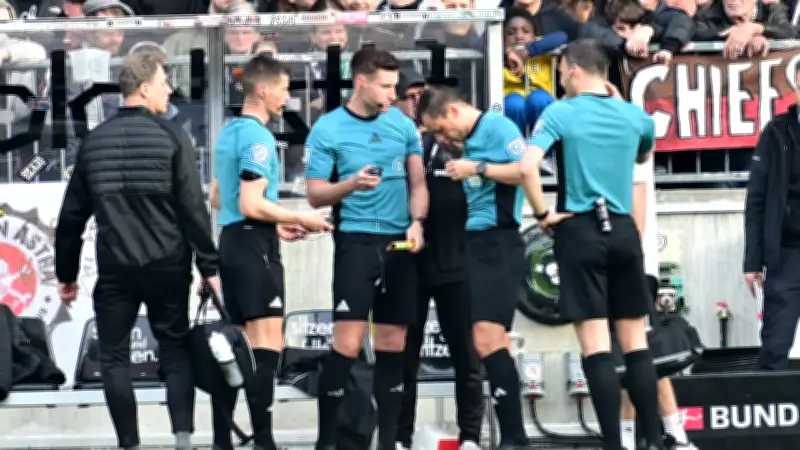 Ungewöhnliche Szene in der Bundesliga: Schiedsrichter muss während des Spiels ausgewechselt werden