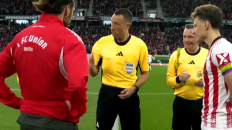 Ungewollter Münz-Trick: Schiedsrichter-Panne beim Bundesliga-Spiel sorgt für Lacher