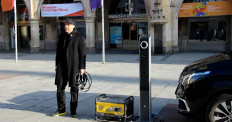 Unternehmer lädt E-Auto mit Benzingenerator auf Marienplatz: Protest gegen Münchner Ladeinfrastruktur-Pannen