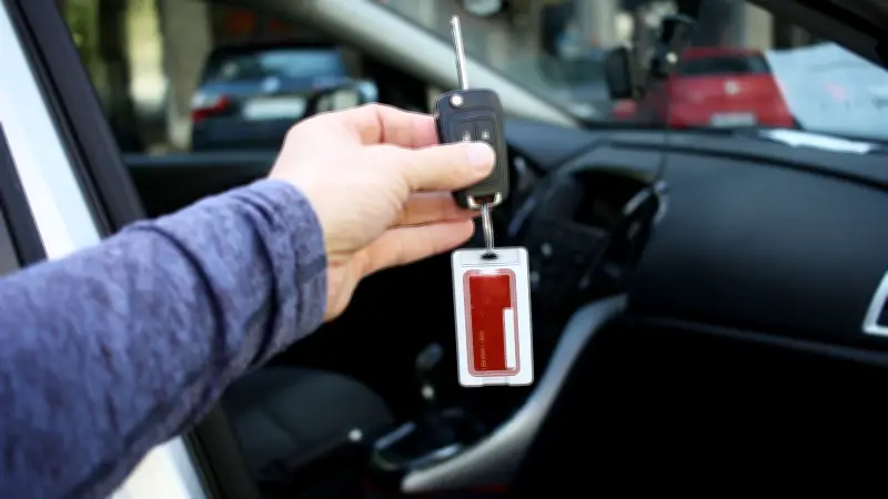 Unterschlagungsfall in Dessau: Frau mit 63.000-Euro-Mietwagen verschwunden