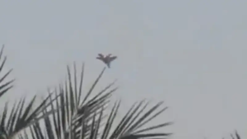 US-Kampfjet stürzt in Kuwait nahe Militärstützpunkt ab – Pilot rettet sich mit Fallschirm