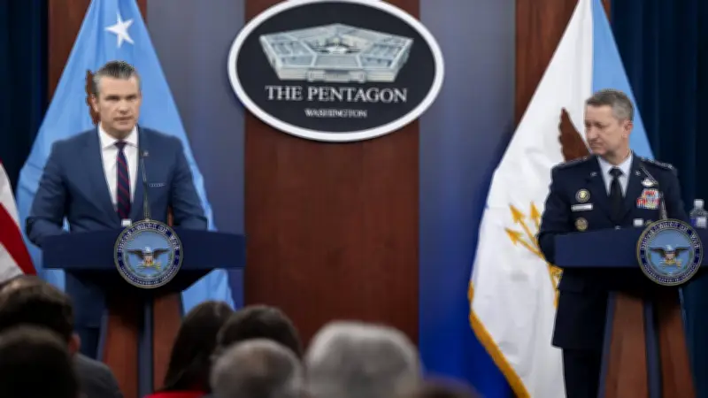 US-Kriegsminister und Trump-General informieren über Operation 'Epische Wut' gegen Iran