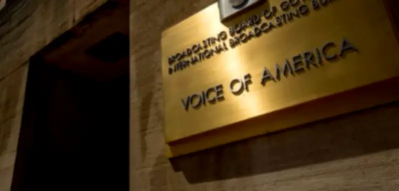 US-Richter stoppt Trumps Sparprogramm bei Voice of America – Pressefreiheit in Gefahr