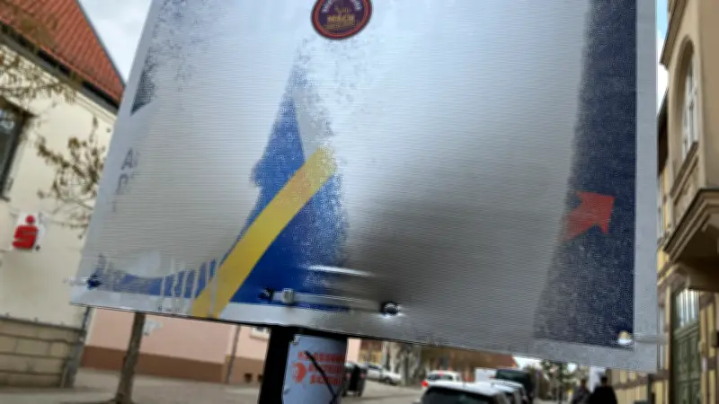 Vandalismus vor Uckermark-Wahl: Mann zerstört AfD-Plakat in Templin