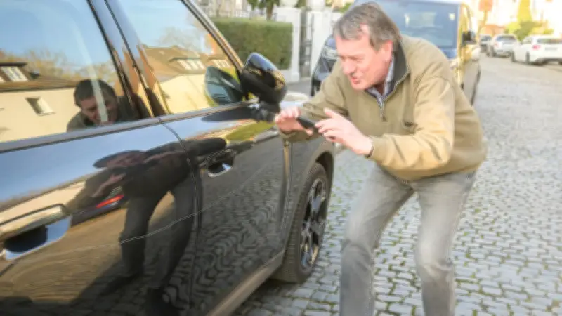 Vandalismus-Welle in Hannover: 200 Autos zerkratzt – Ex-Minister Jüttner betroffen