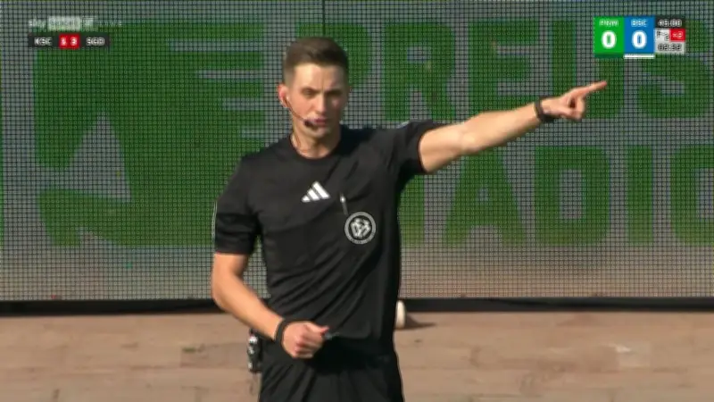 VAR-Bildschirm in Zweitliga-Spiel ausgefallen: Schiedsrichter muss auf Kollegin vertrauen