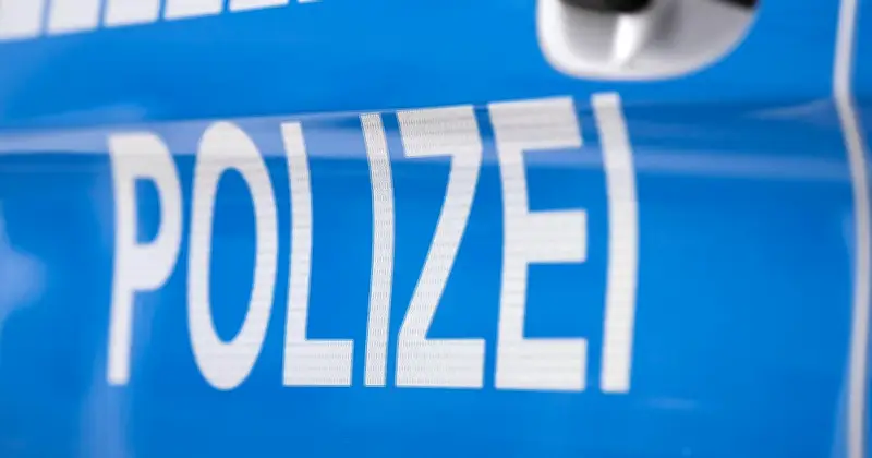 Vater fährt mit Kind auf Schoß ohne Führerschein auf A8 – Vierjähriger versucht Zigarette anzuzünden