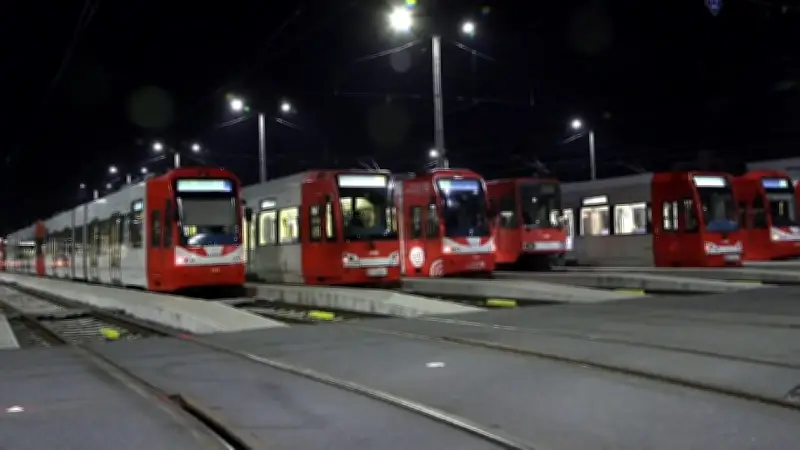 Verdi-Warnstreik legt Nahverkehr in vier Bundesländern lahm - Pendler müssen umsteigen