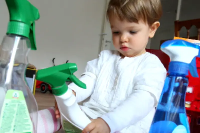 Vergiftungen bei Kindern: Was bei Putzmittel-Ingestion wirklich hilft und was Eltern vermeiden sollten