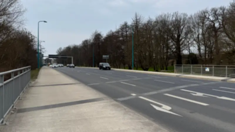 Verkehrschaos in Neubrandenburg: Engels-Ring verliert zwei Spuren für Sommer-Bauarbeiten