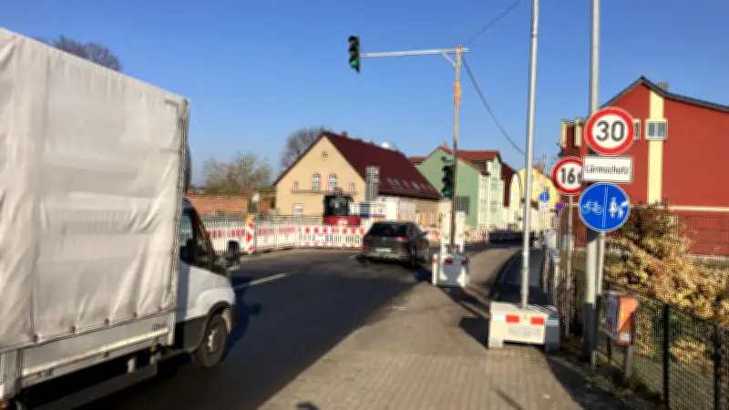 Verkehrschaos vor Ostern: B96 bei Fürstenberg für Brückenabriss voll gesperrt