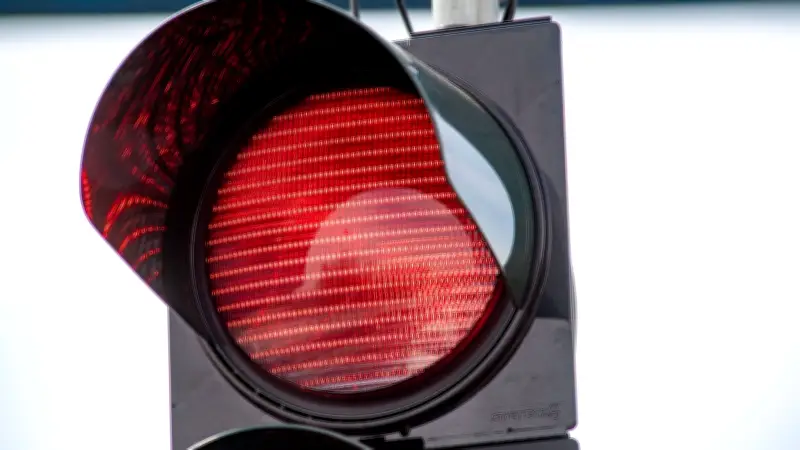 Verkehrsrowdy in Schwerin gestoppt: 22-Jähriger nach mehreren Verkehrsdelikten festgenommen