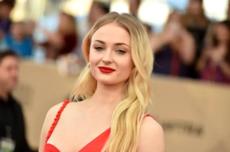 Verletzung von Sophie Turner stoppt Dreharbeiten an neuer Tomb Raider-Serie