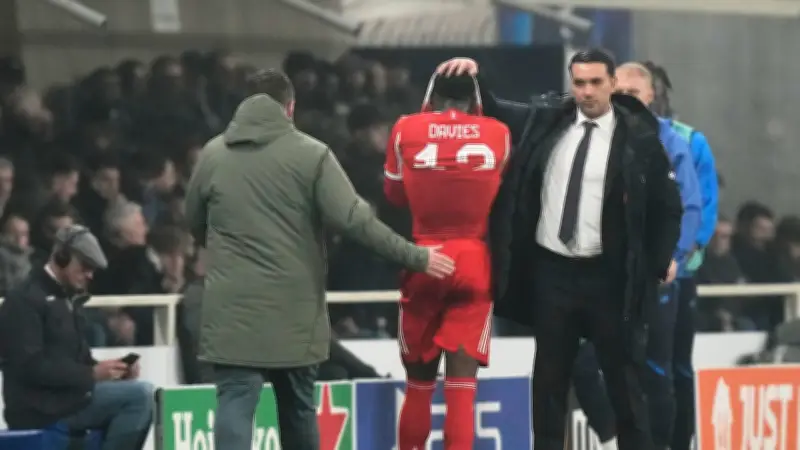 Verletzungsdrama bei Bayern: Davies mit Tränen, Urbig in Klinik eingeliefert