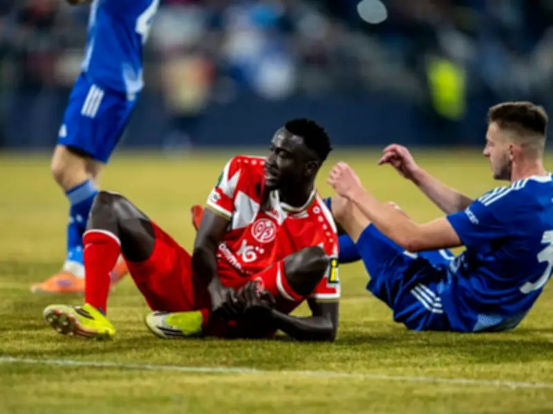 Verletzungsdrama bei Mainz 05: Silas muss in Conference League vom Feld getragen werden